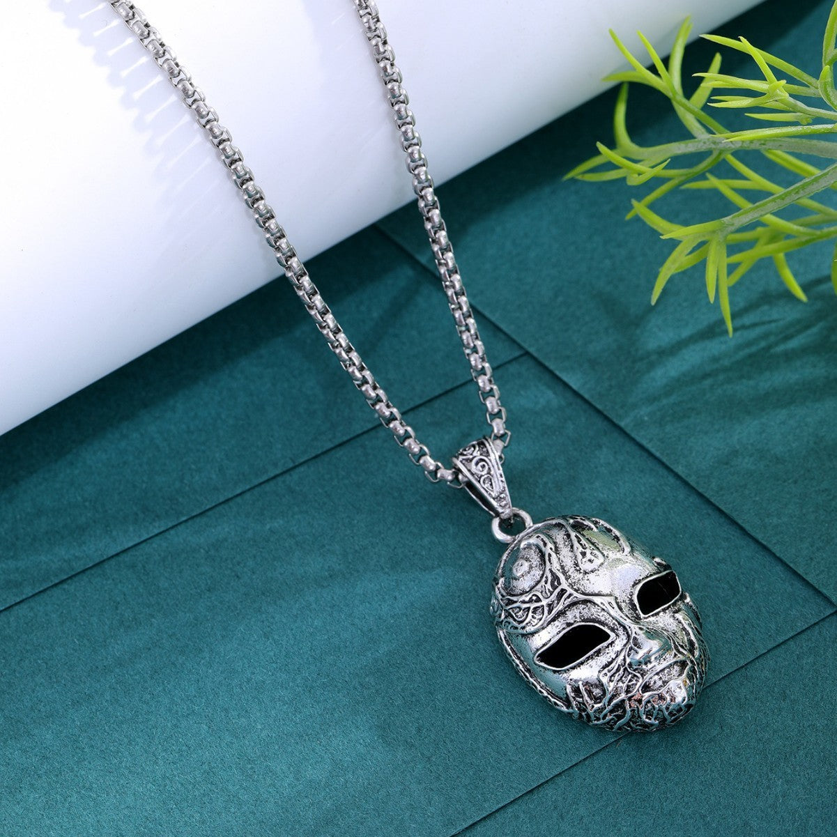 Fashionable And Personalized Zinc Alloy Halloween Mask Pendant